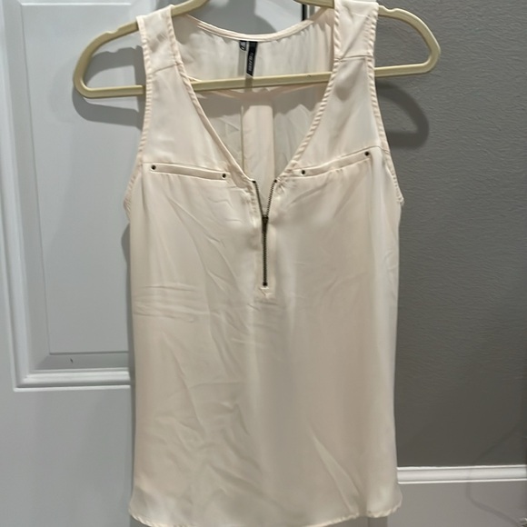 Sleeveless, sheer quarter-zip blouse in cream - Picture 2 of 5